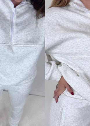 Теплый спортивный костюм с начесом с кофтой с воротником на молнии с манжетами с брюками с карманами низ на резинке