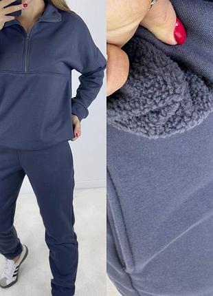 Теплый спортивный костюм с начесом с кофтой с воротником на молнии с манжетами с брюками с карманами низ на резинке