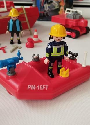 Playmobil. пожарная лодка  с пожарником и гидрантом