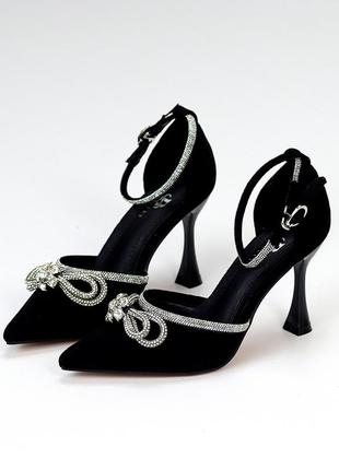 Распродажа черные невероятные туфли с острым носом декорированы бантики на каблуке 40р.