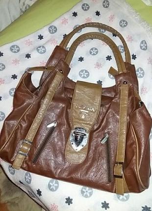 Красива   вмістка  шкіряна сумка .італія.