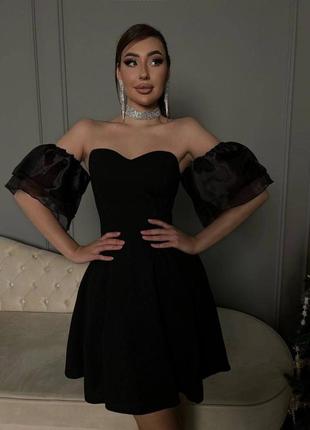 Жіноча сукня із відкритими плечима