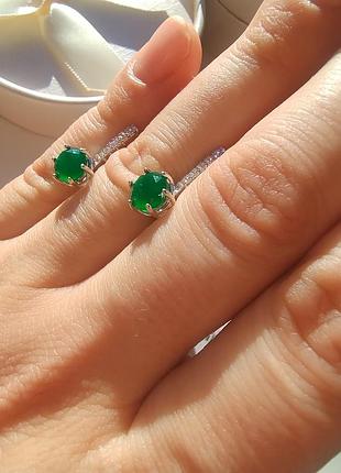 Сережки з зеленим каменем