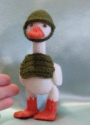 Гусь боевой мягкая игрушка, вязанный боевой гусак