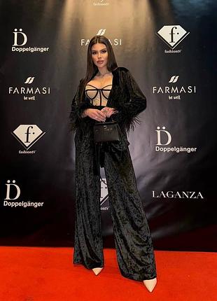 Костюм из бархата с натуральными перьями боа