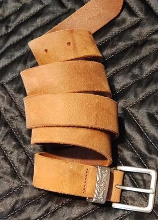 Кожаный ремень бренда levi's