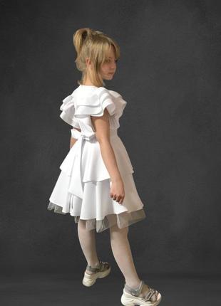 Праздничное белое платье с воланами и подсушкой