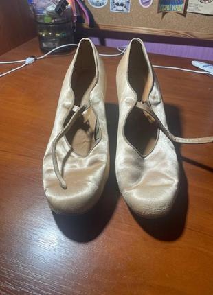 Бальні туфлі