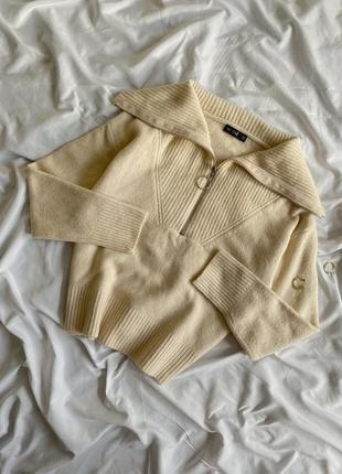 Трендовый теплый молочный свитер с воротником на замке