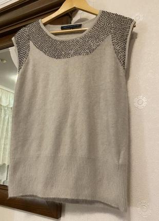 Пушистый джемпер без рукав из ангорки расшит пайетками