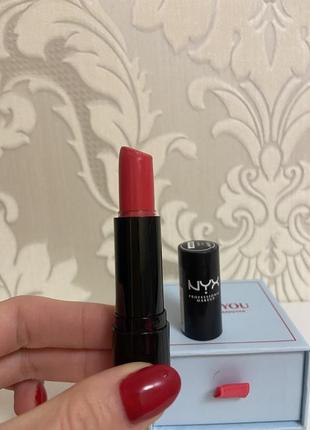 Яскраса помада для губ