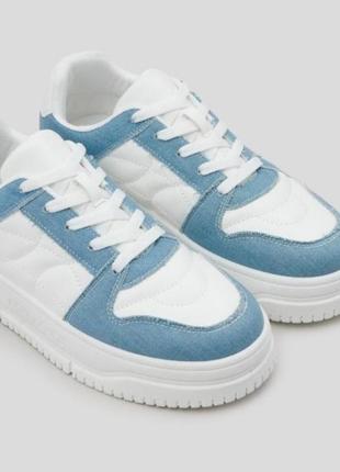 Белые кроссовки с джинсовой вставкой