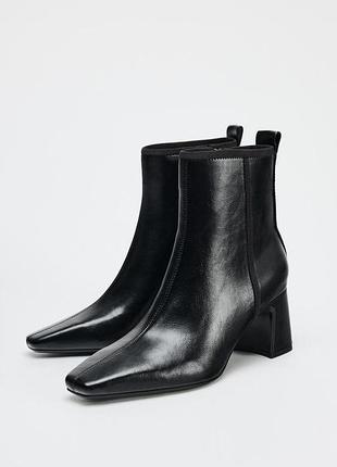 Ботинки на каблуке с закгруженным носком zara