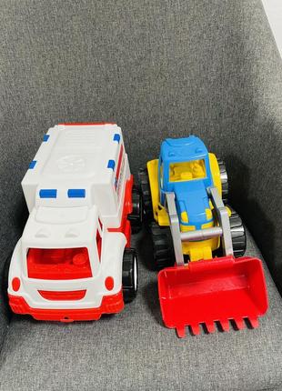 Машинки великі трактор та швидка допомога