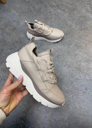 Бежевые женские кроссовки