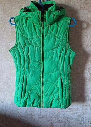 Теплая безрукавка в хорошем состоянии.