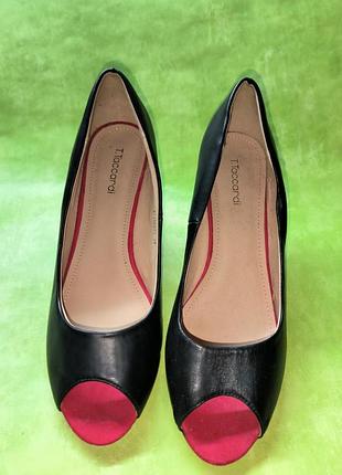 Шикарные, брендовые, оригинальные, кожаные черные туфельки на танкетке, р.38