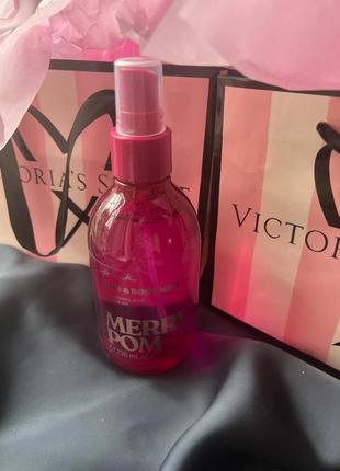 Оригинальный victoria’s secret pink merry pom hair &amp; body mist spray с пакетом