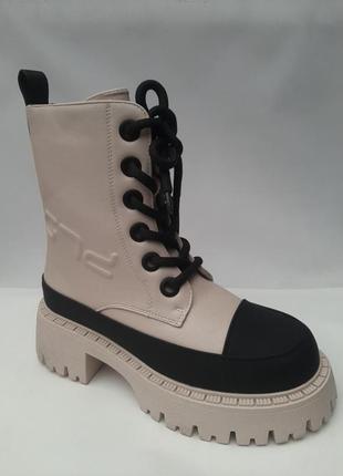 Ботинки стильные зимние бежевые с черным на шнурках и замочке, не тяжелые, штучная кожа, искусственный мех