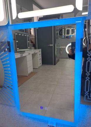 Зеркало с фоновой голубой подсветкой