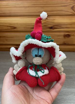 Новорічна іграшка гном звʼязаний гачком