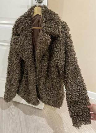 Легенька стильна шубка з англійським воротом