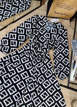 Приваблива жіноча сукня довжини міді довгий рукав