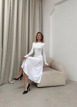 Витончена стримана сукня міді на мікродайвінгу з довгими рукавами