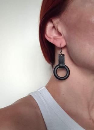 Чорні сережки зі шкіри та дерева