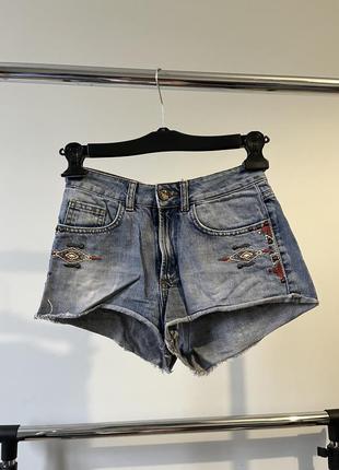 Короткие шорты bershka