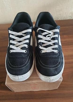 Кроссовки 35р. bata