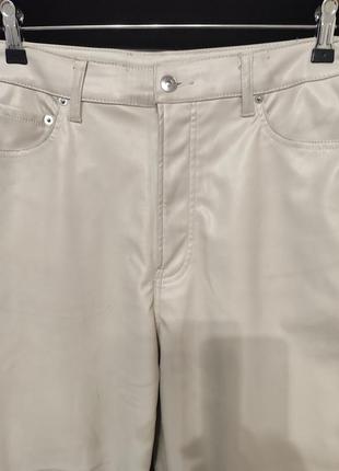 Бежевые штаны, экокожа