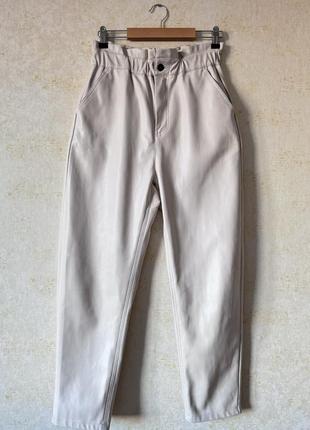 Бежевые брюки брюки брюки из эко кожи zara, модель baggy, слоучи искусственная кожа