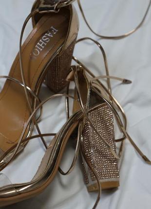 Женские летние босоножки на каблуке с блестками на завязки