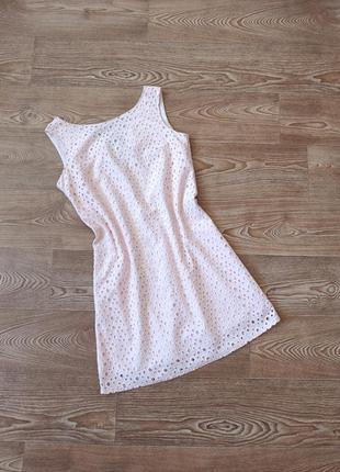 Нежно-пудровая, с красивым спинкой платье