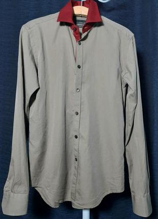 Стильная рубашка хаки с вишневым цветом