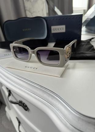 Серые солнцезащитные очки