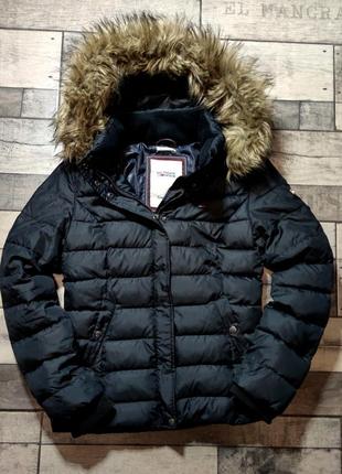 Женская зимняя короткая теплая стеганая курточка tommy hilfiger с капишоном в черном цвете размер s