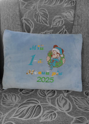 Декоративная вышитая подушка