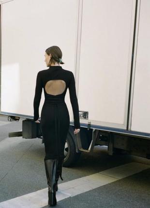Сукня плаття в рубчик довжини міді з відкритою спиною спинкою чорна чорне