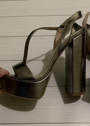 Дуже круті босоніжки