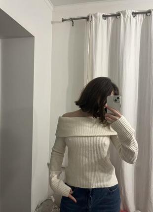 Трендовый свитер на плечах