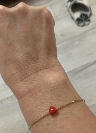 Браслет с красным камушком
