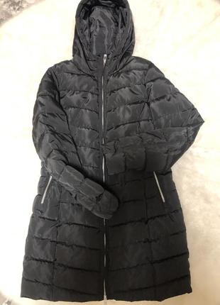 Демисезонная удлиненная куртка в черном цвете.