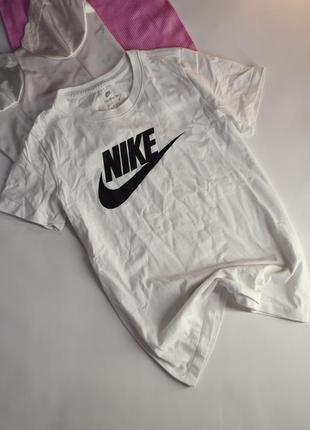 Белая хлопковая футболка с черным лого the nike tee s