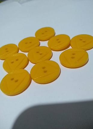 10 пуговиц жёлтого цвета. продаются все вместе.