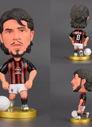 Фигурка футболистая гатузо в виде футбольного клуба "милан" (италия).