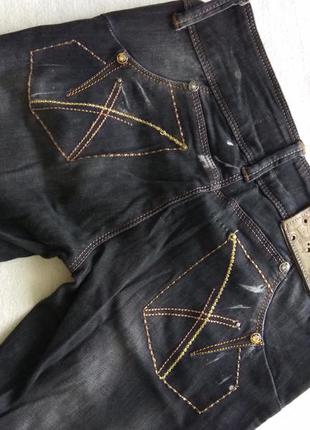 Узкие джинсы с потертостями