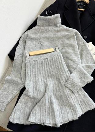 Теплый костюм с юбкой-гофре в стиле zara
