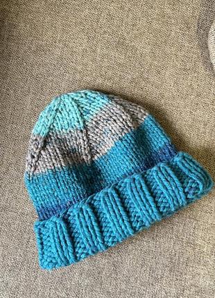 Теплая вязаная синяя шапка бини ручной работы